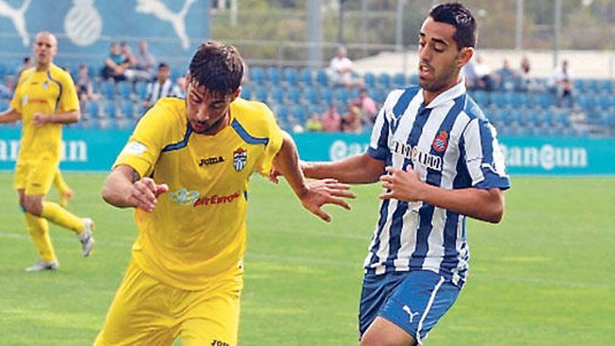 Un jugador del Atlético Baleares corre la banda en el partido de ayer ante el Espanyol B.