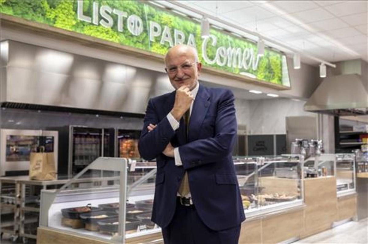 El presidente de Mercadona, Juan Roig, posa delante de la sección de comidas preparadas de uno de sus establecimientos.