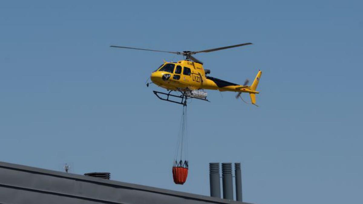 Un helicóptero sobrevuela las edificaciones. | J. L. F.