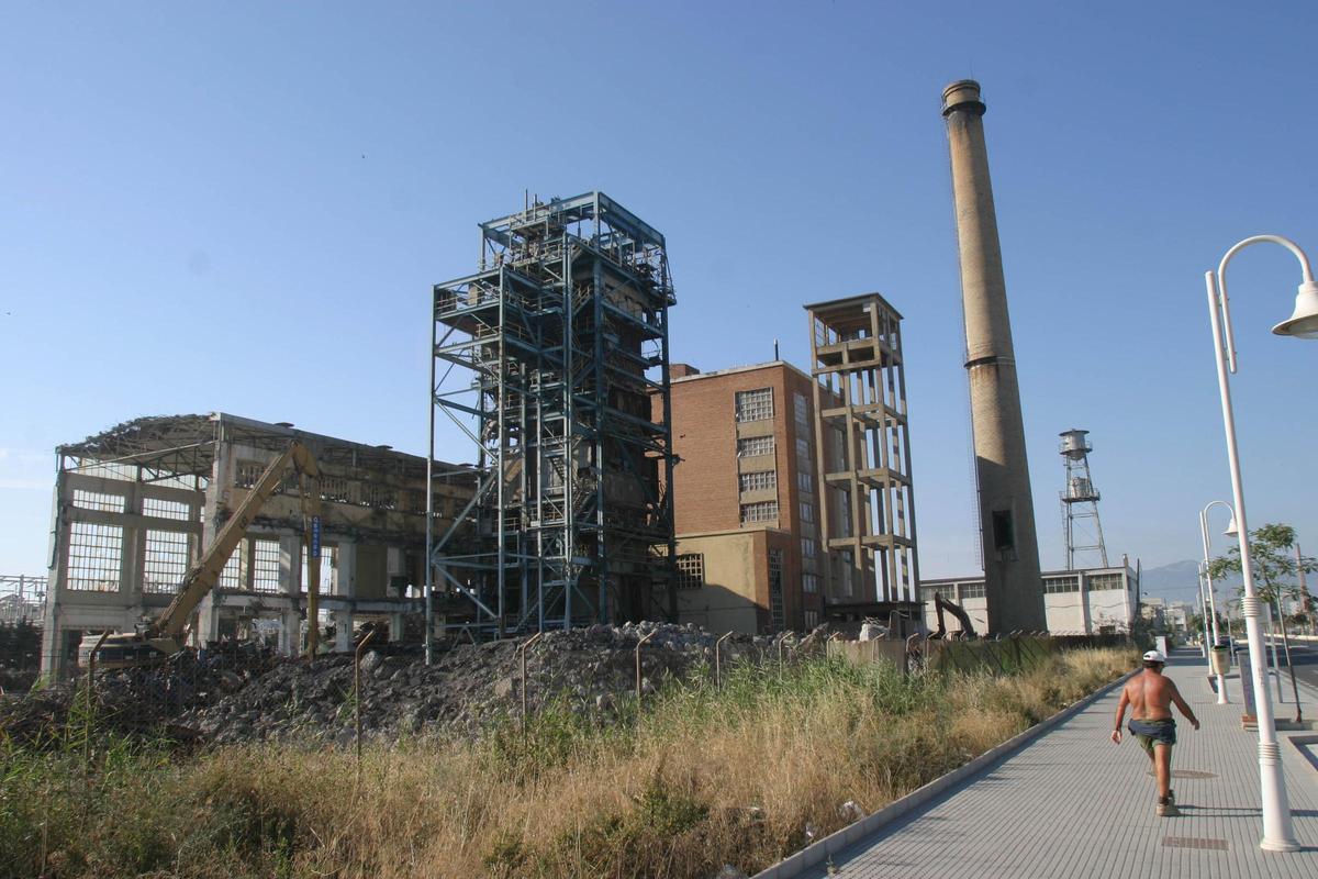 La asociación, con la ayuda del delegado de Cultura Francisco López, salvó in extremis la chimenea de La Térmica.