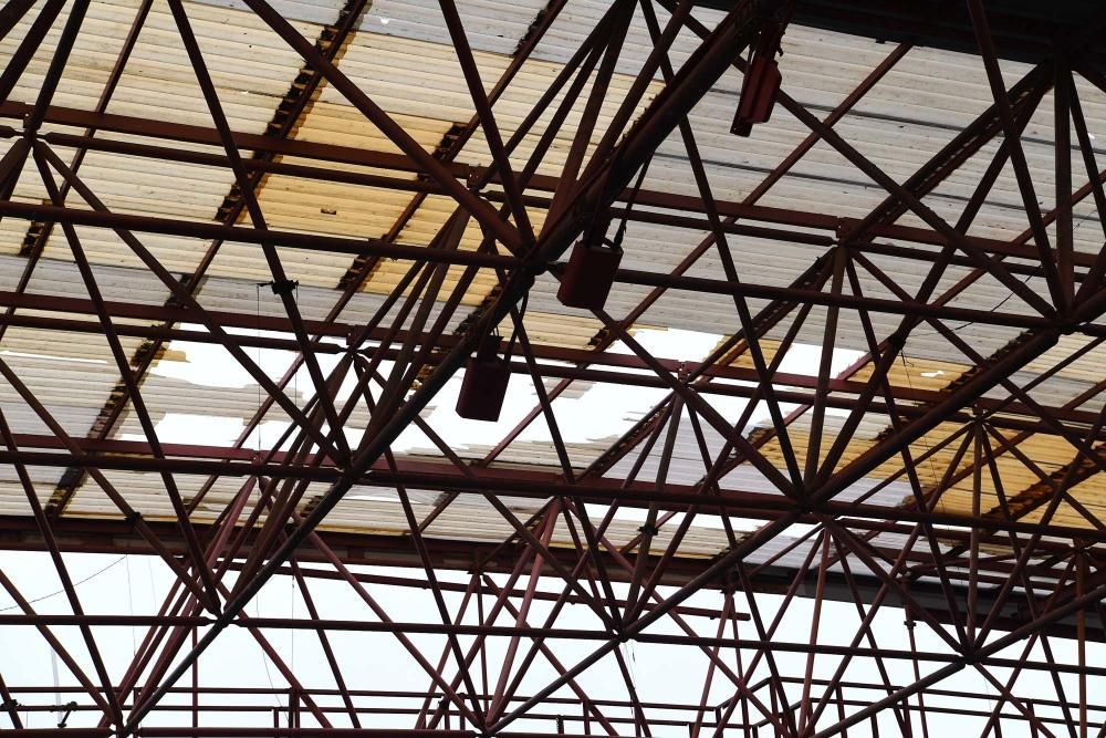 Daños en la cubierta del estadio de Riazor por el fuerte temporal de viento en A Coruña.