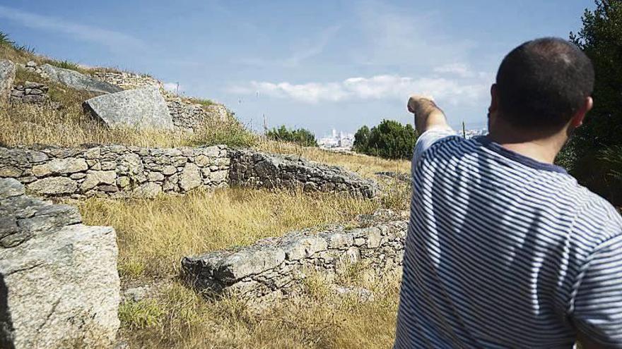 Templo. Esta estructura albergaba en su interior una piedra con forma de falo que se veneraba como un ídolo, ahora conservada en San Antón. Se halla en la zona de uso público del castro, muy cerca del aljibe.