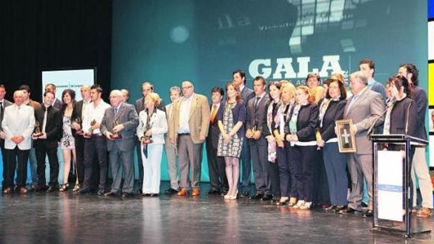 Los premiados y las autoridades posan al final de la ceremonia de entrega de la gala del deporte.