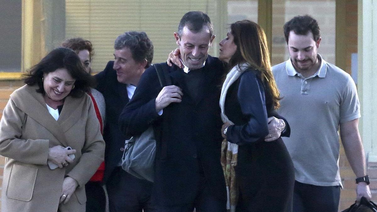 Salida de Sandro Rosell, en la imagen junto a su esposa, de la cárcel de Soto del Real.