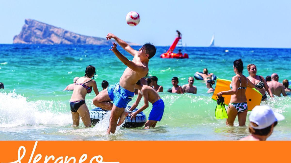 Bañistas disfrutan del verano en Benidorm.