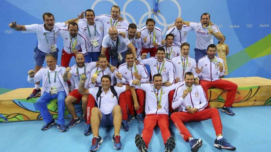 La selección serbia posa tras recibir la medalla de oro. // Efe