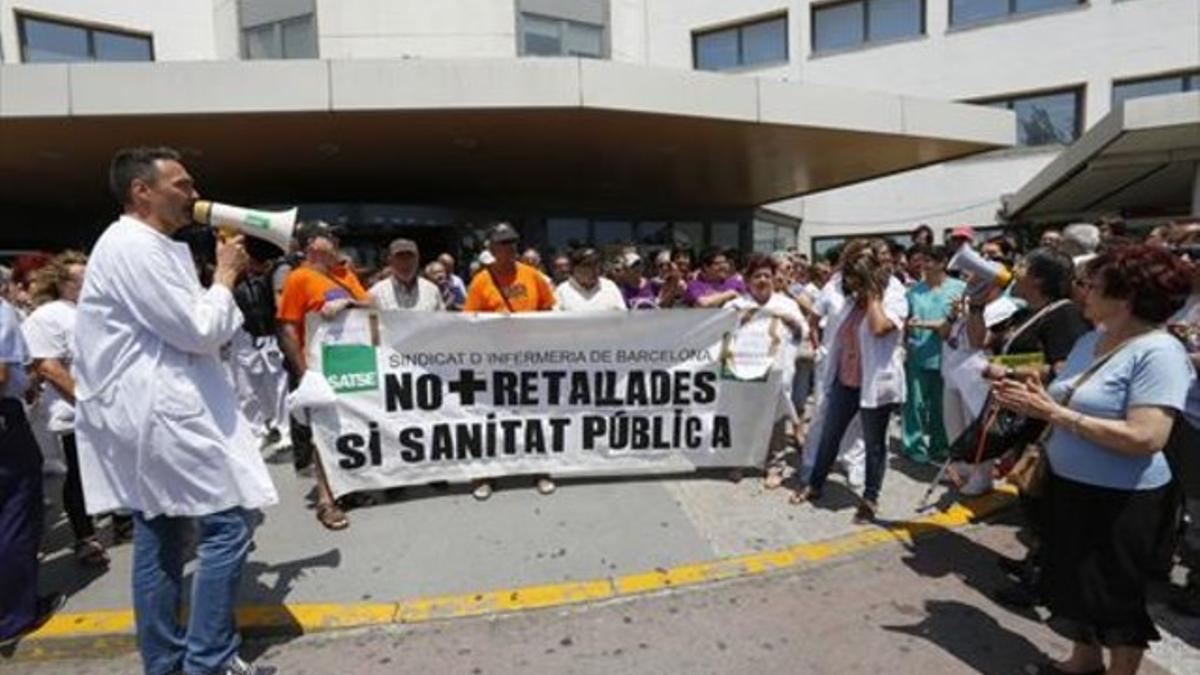 Personal sanitario protesta contra los recortes de la sanidad pública por la Generalitat, a las puertas del hospital de Bellvitge, en julio del 2014.