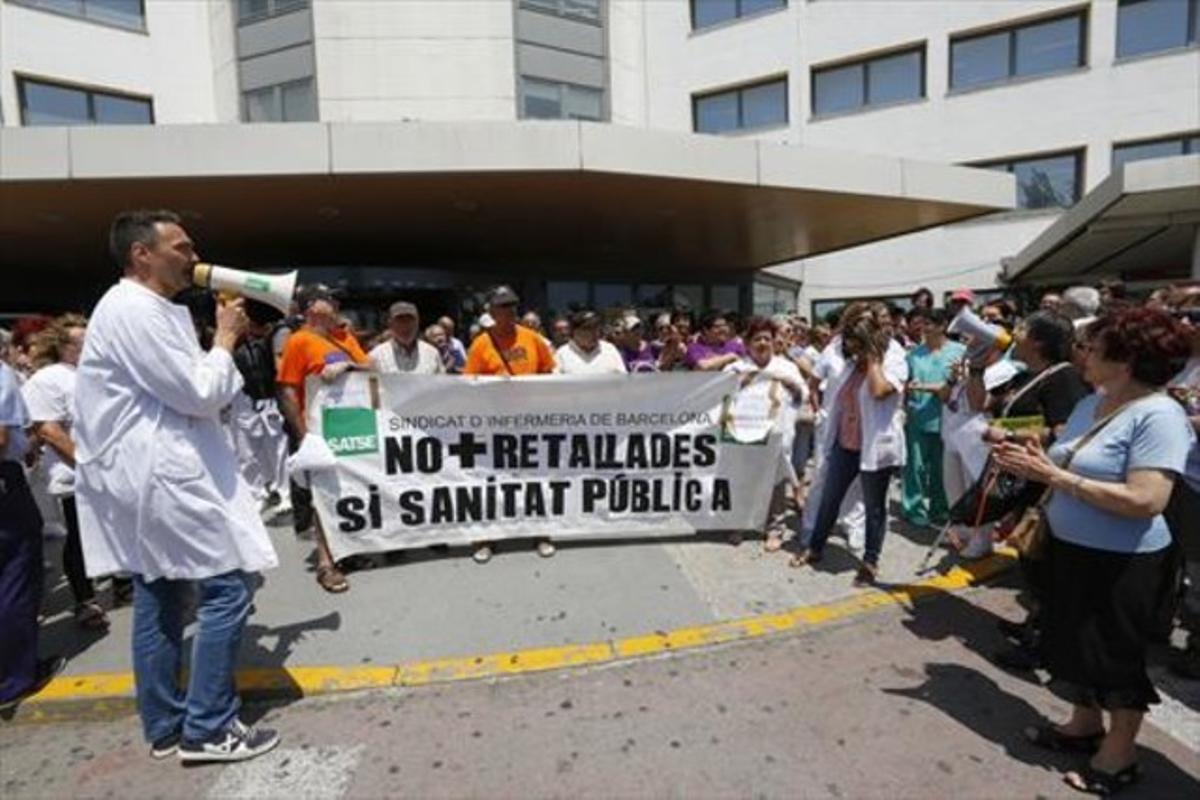 Personal sanitari protesta contra les retallades de la sanitat pública per part de la Generalitat, a les portes de l’hospital de Bellvitge, el juliol del 2014.