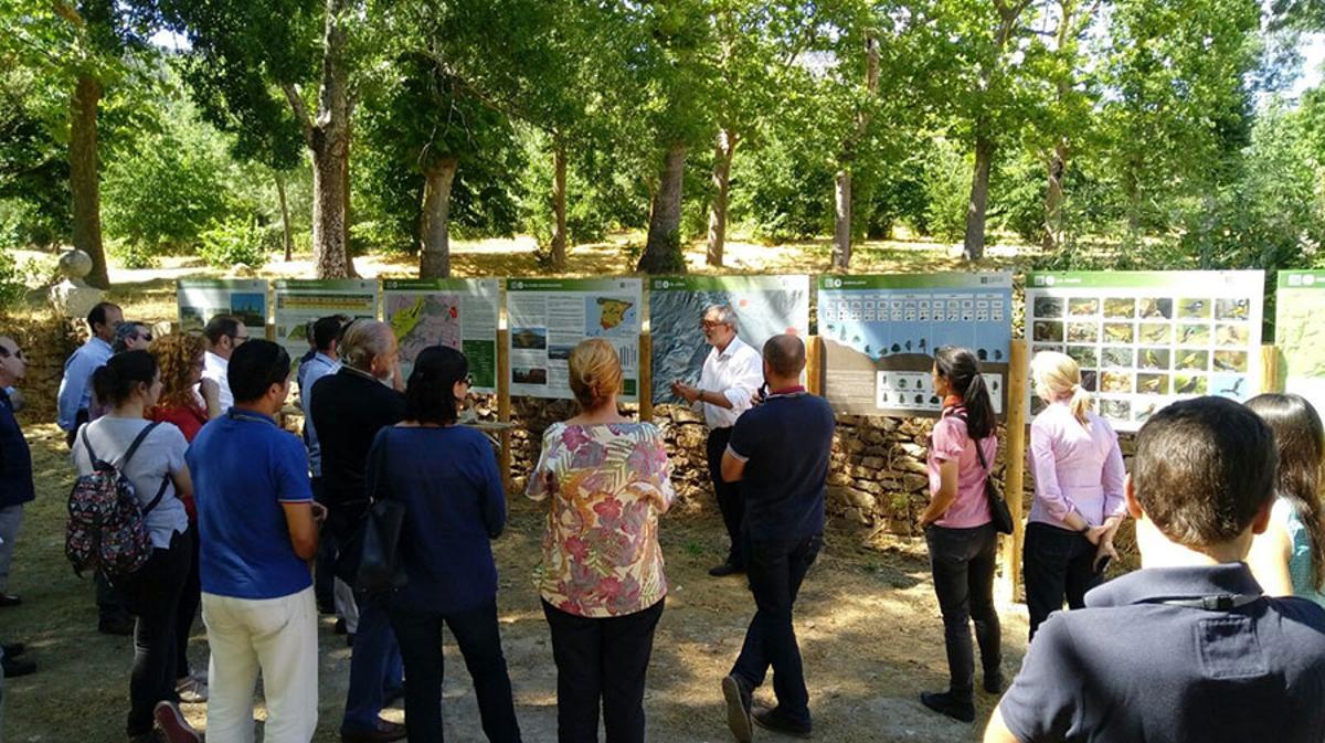 Desde 'Fuente del Seminario' junto a otras asociaciones de la zona se ofertan hasta doce rutas por los diferentes ecosistemas de la Sierra