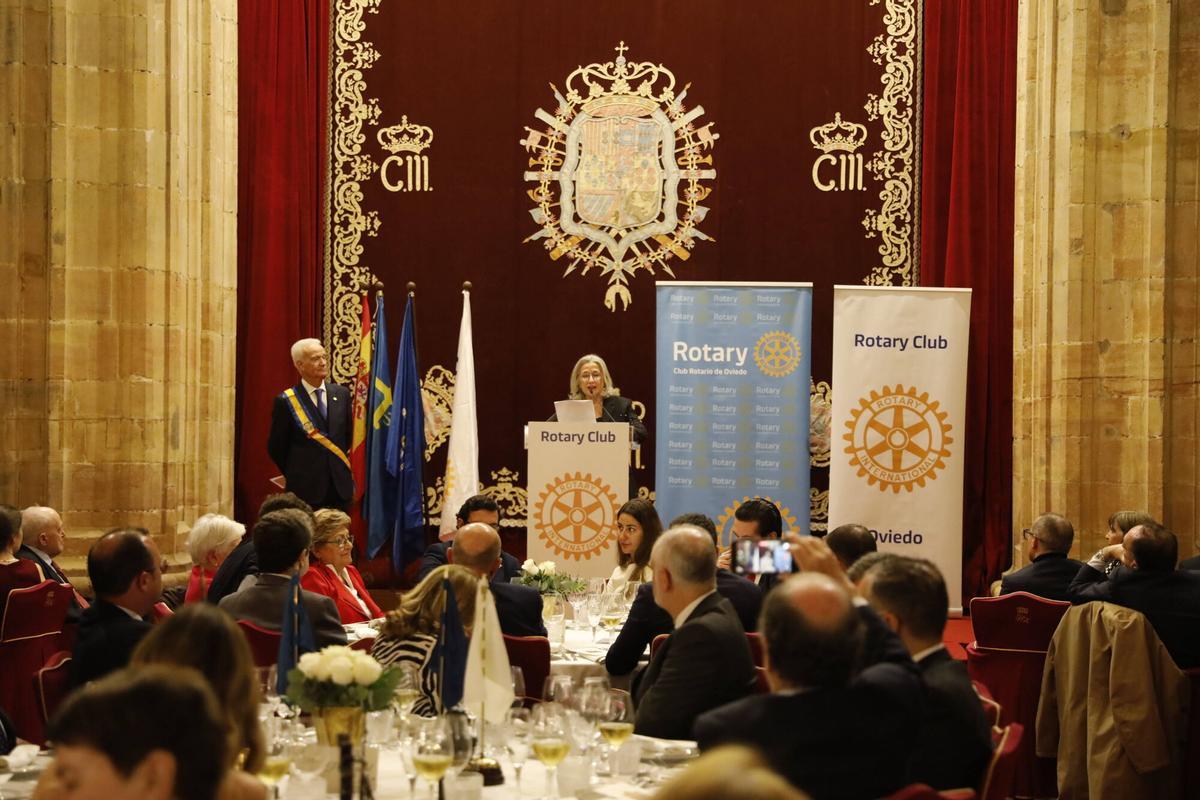 Montaña Sánchez-Arévalo recibe el premio "Mujer Trabajadora" del Rotary Club de Oviedo