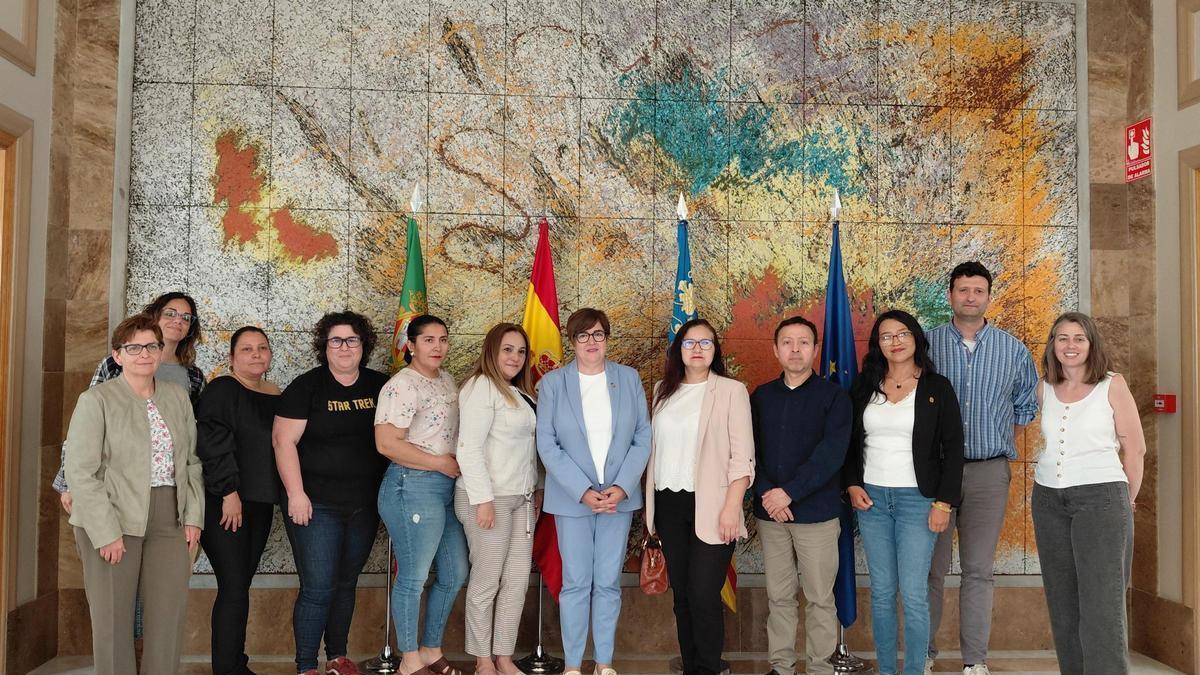 Reunión de García Valls con las entidades acreditadas en la regularización extraordinaria.