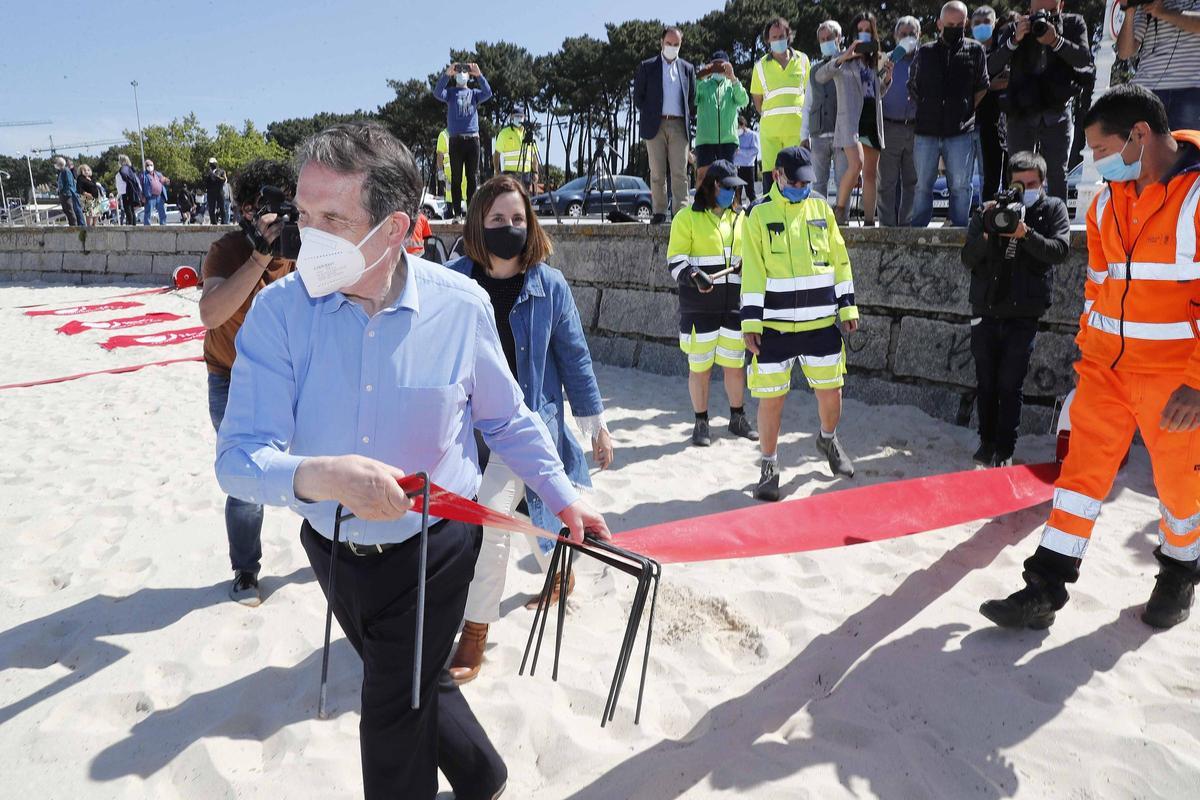 Parcelación de la playa de Samil para mantener distancia de seguridad durante la pandemia.