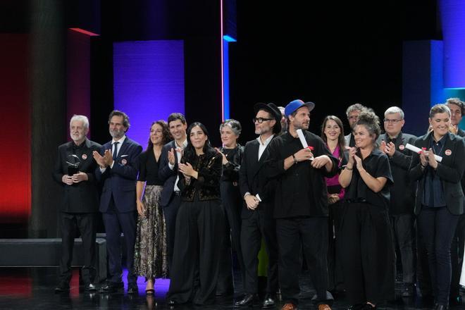 Foto de familia de los premiados durante la gala de clausura del Festival de San Sebastián, en el Teatro Victoria Eugenia, a 27 de septiembre de 2025, en San Sebastián, Guipúzcoa, País Vasco (España). El festival ha celebrado su 73ª edición del 19 al 27 de septiembre de 2025, reforzando su protagonismo global con 254 títulos de 56 países y una destacada presencia del cine español. La participación femenina detrás de cámaras ha aumentado y el cine vasco cuenta con 38 producciones. El certamen ha incluído secciones oficiales, estrenos, foros y actividades para profesionales y público. 27 SEPTIEMBRE 2025;CINE;SAN SEBASTIÁN;FESTIVAL;CINEASTAS;ACTRIZ;DIRECTOR;PELÍCULA; Unanue / Europa Press 27/09/2025. Unanue;