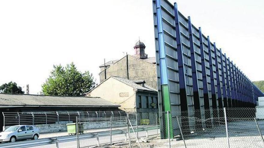 La mampara instalada en la dársena de San Juan de Nieva para mitigar la contaminación por polvillo de carbón.