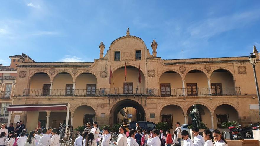 Alumnos del colegio Casa del Niño, ayer en la Plaza de España.