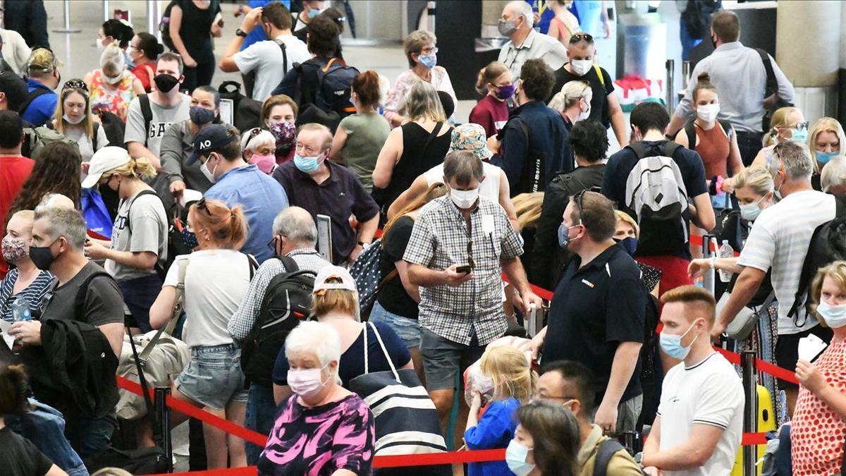 Pasajeros en el aeropuerto se registran para los vuelos que salen de Brisbane.