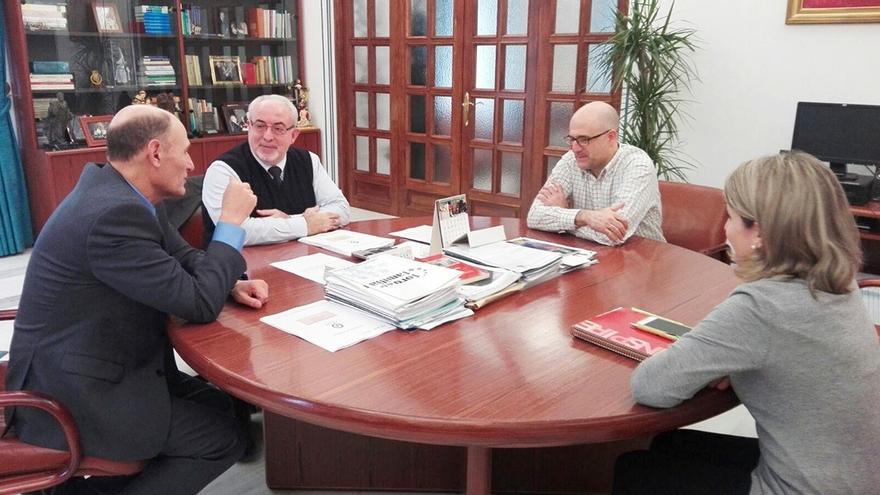 Juan Carlos Izpisua, José Luis Mendoza, José Meca y Estrella Núñez, en la reunión en que se puso en marcha la investigación.