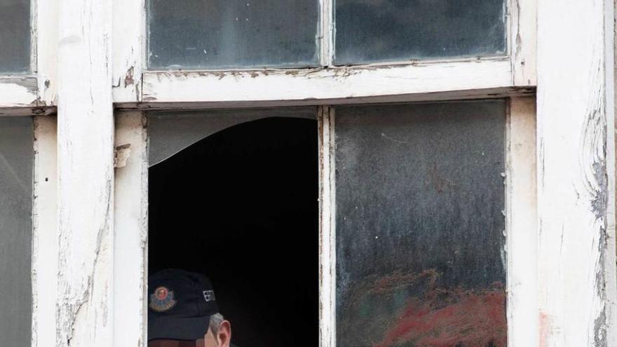 Un policía, junto a la ventana desde la que cayó el bebé.