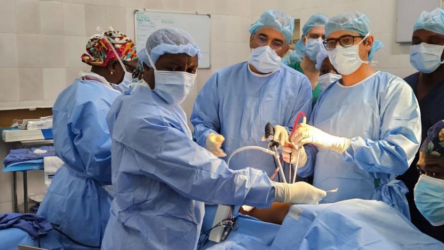 El médico coruñés Diego González Rivas (a la derecha) opera en Sierra Leona. |  // CEDIDA