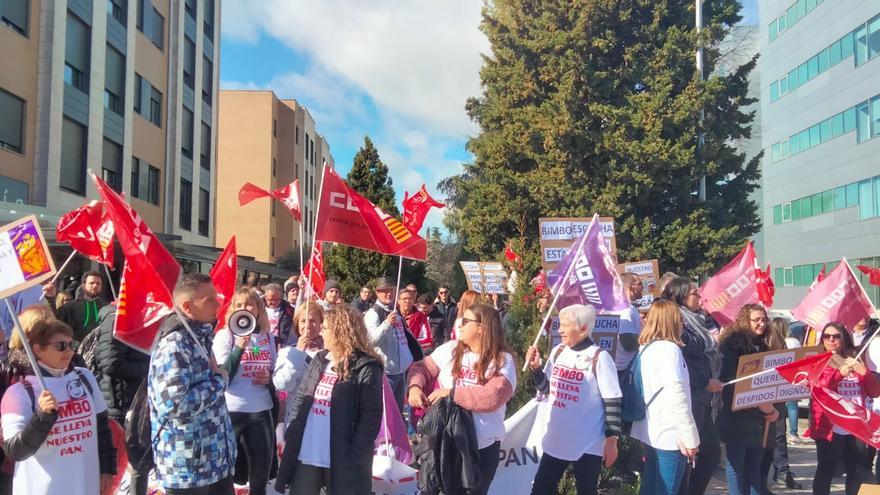 Los trabajadores de El Verger se hacen oír ante la sede de Bimbo en Madrid