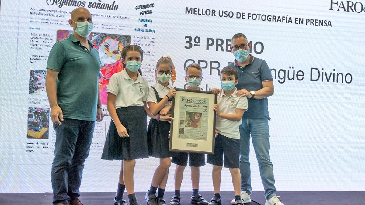 Alumnado do Divino Salvador co xefe de Foto de FARO, Ricardo Grobas, e o docente Xavier Estévez.