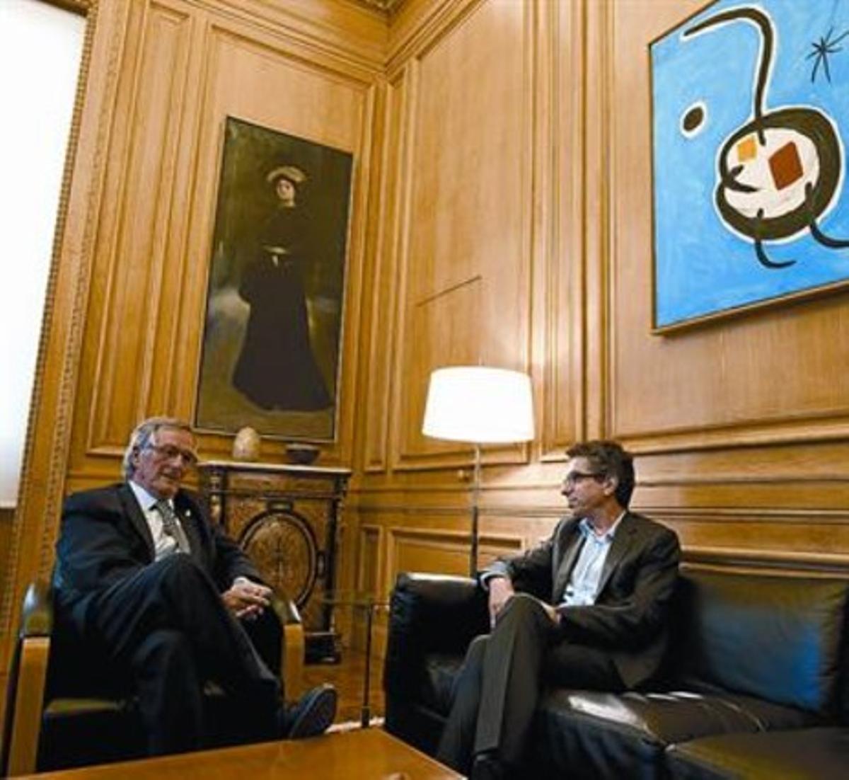L’alcalde Xavier Trias (esquerra) i el líder municipal del PSC, Jordi Martí, ahir, al despatx del primer.