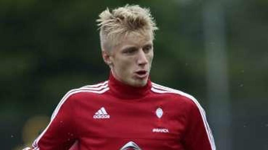 Daniel Wass controla un balón, ayer en A Madroa. // Adrián Irago