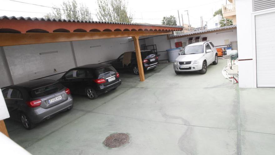 Coches precintados en la sede de Marimar Obras