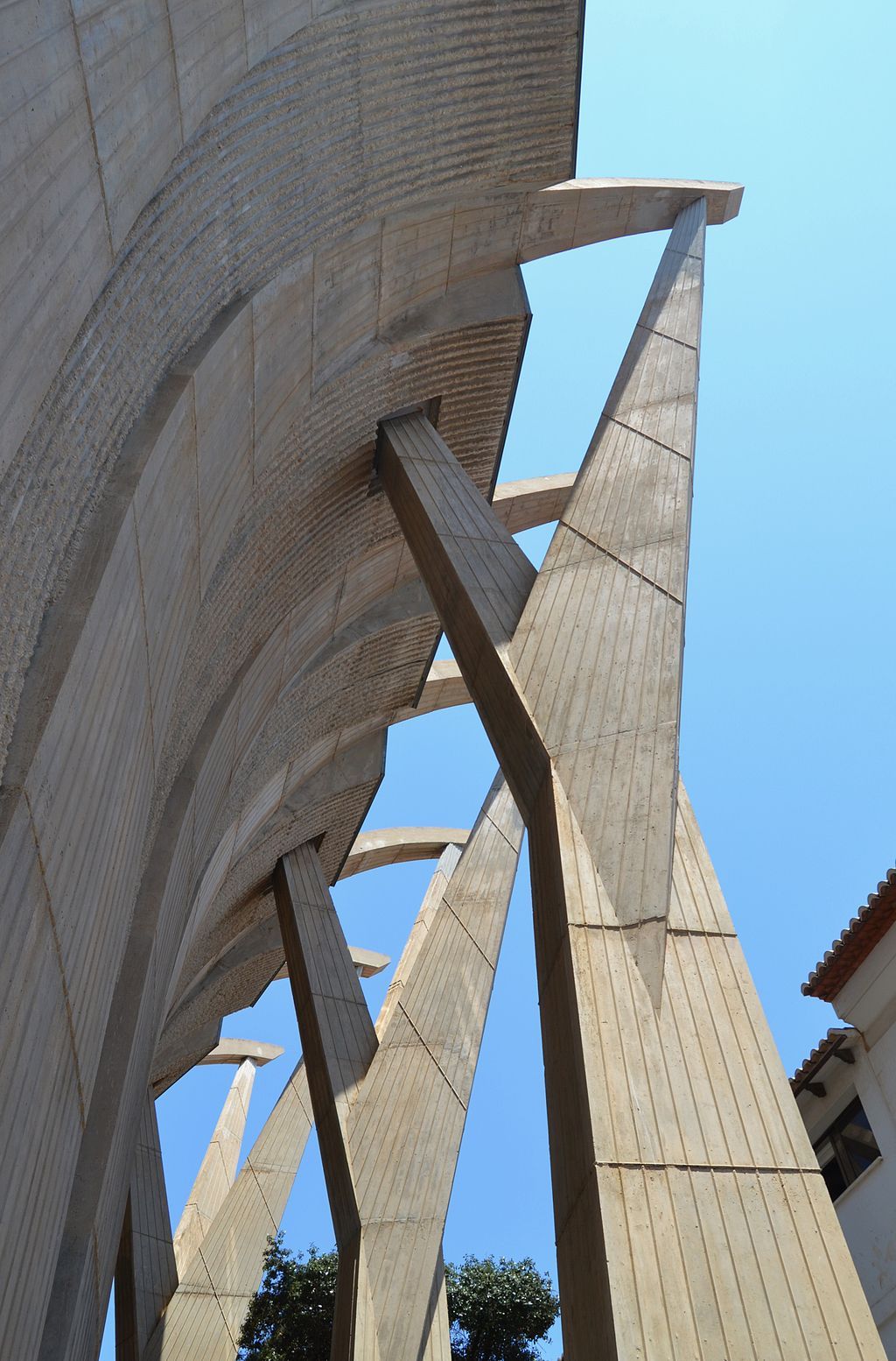 Para unos los pilares representan los doces apóstoles petrificados en hormigón