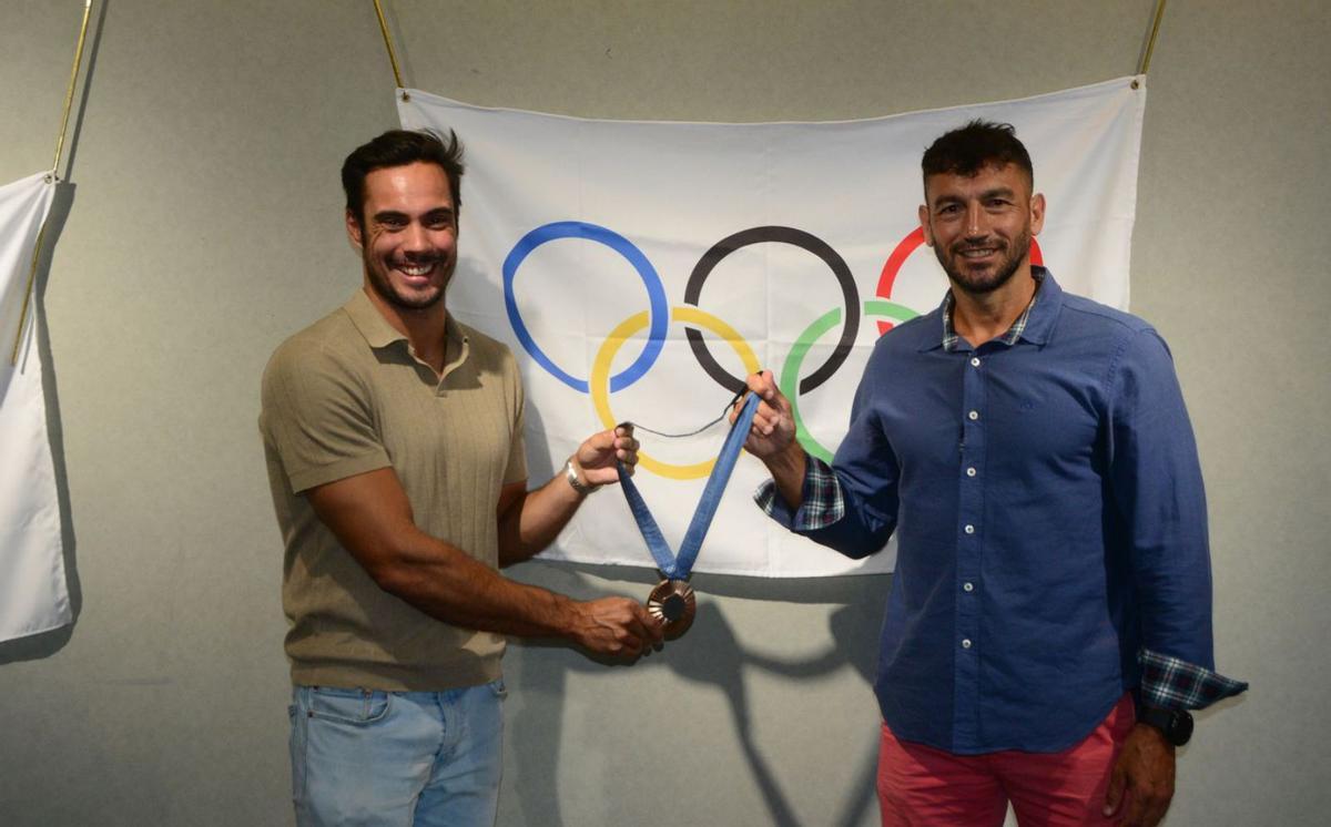 Rodrigo Germade y Carlos Pérez (oro en Pekín 2008), mostrando la medalla. |  // GONZALO NÚÑEZ