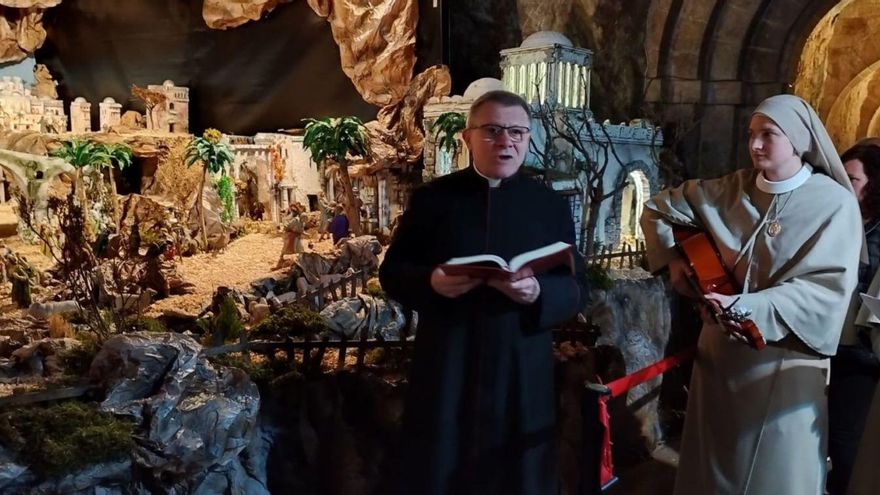 El abad de Covadonga, Adolfo Mariño, bendice el belén del real sitio instalado ayer a la entrada de la santa cueva. | J. Q.