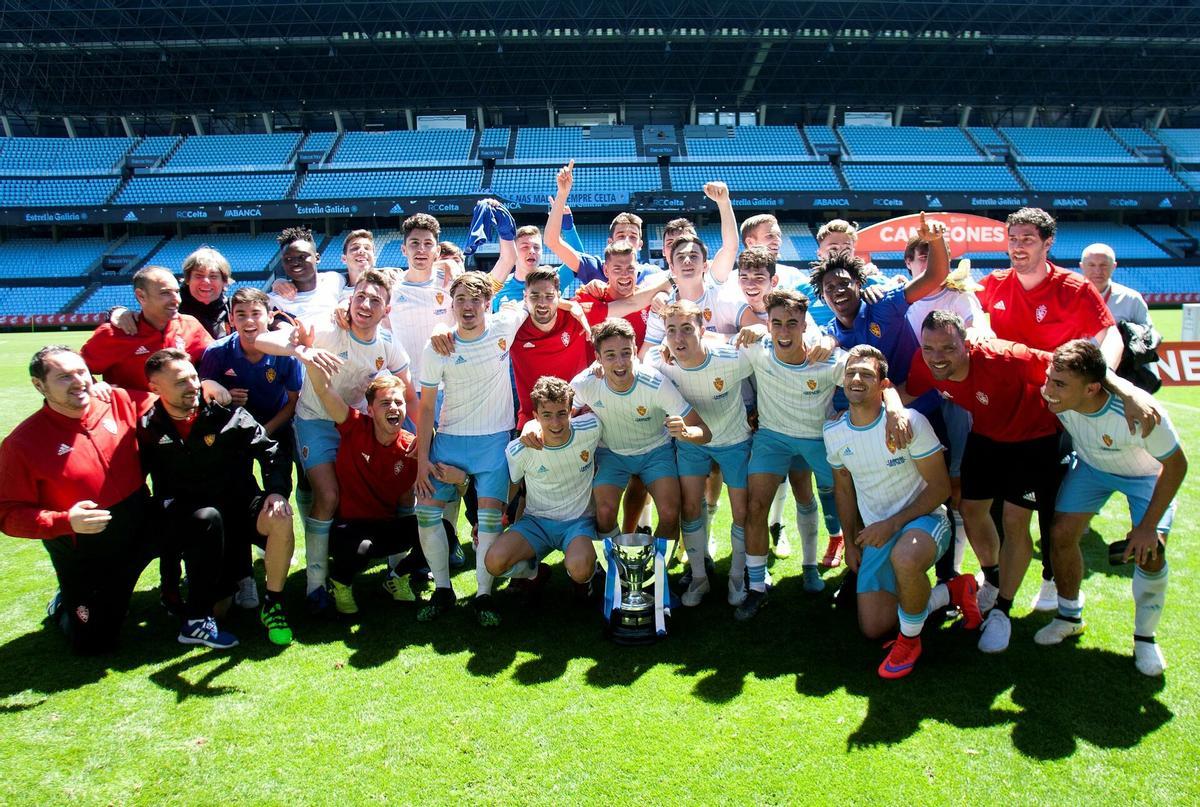 El Real Zaragoza Juvenil celebra su título en Balaídos