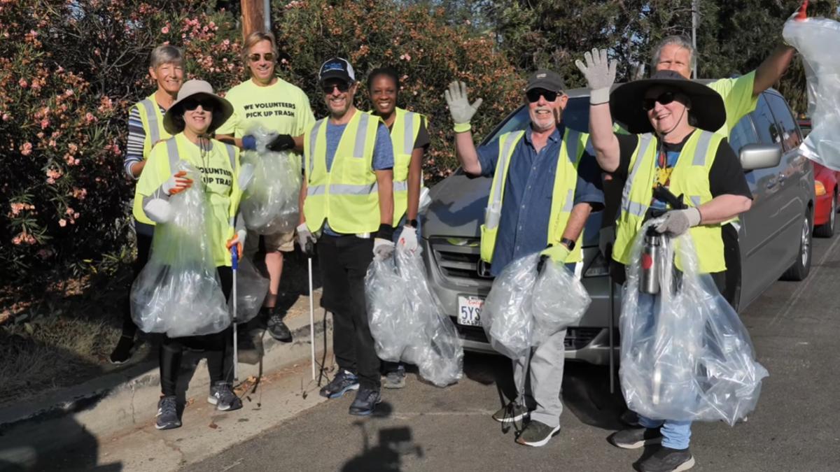 Grupo de voluntarios de la Volunteers Cleaning Communities.