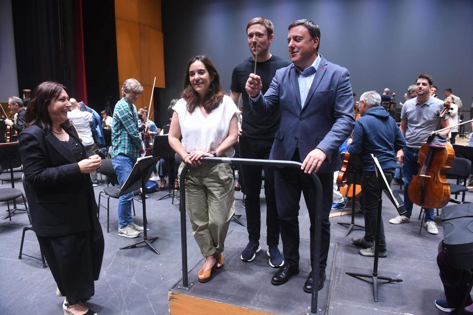 La alcaldesa de A Coruña y el presidente de la Diputación acuden a un ensayo de la Orquesta Sinfónica de Galicia