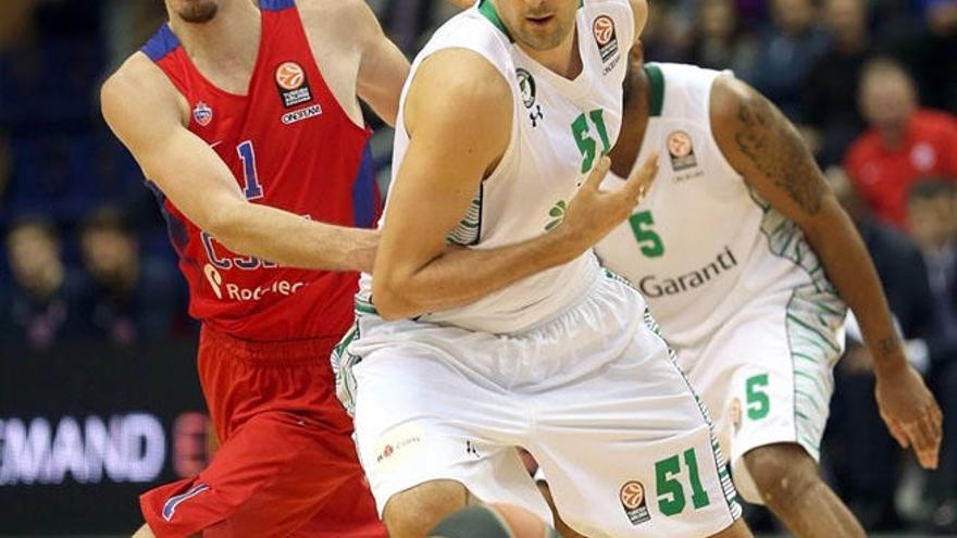 Bjelica lucha por un balón con De Colo.