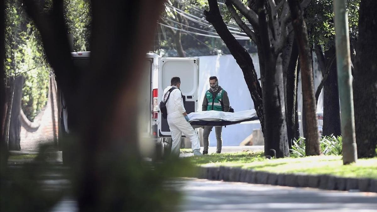 Peritos forenses se llevan a una de las víctimas del atentado en Ciudad de México.
