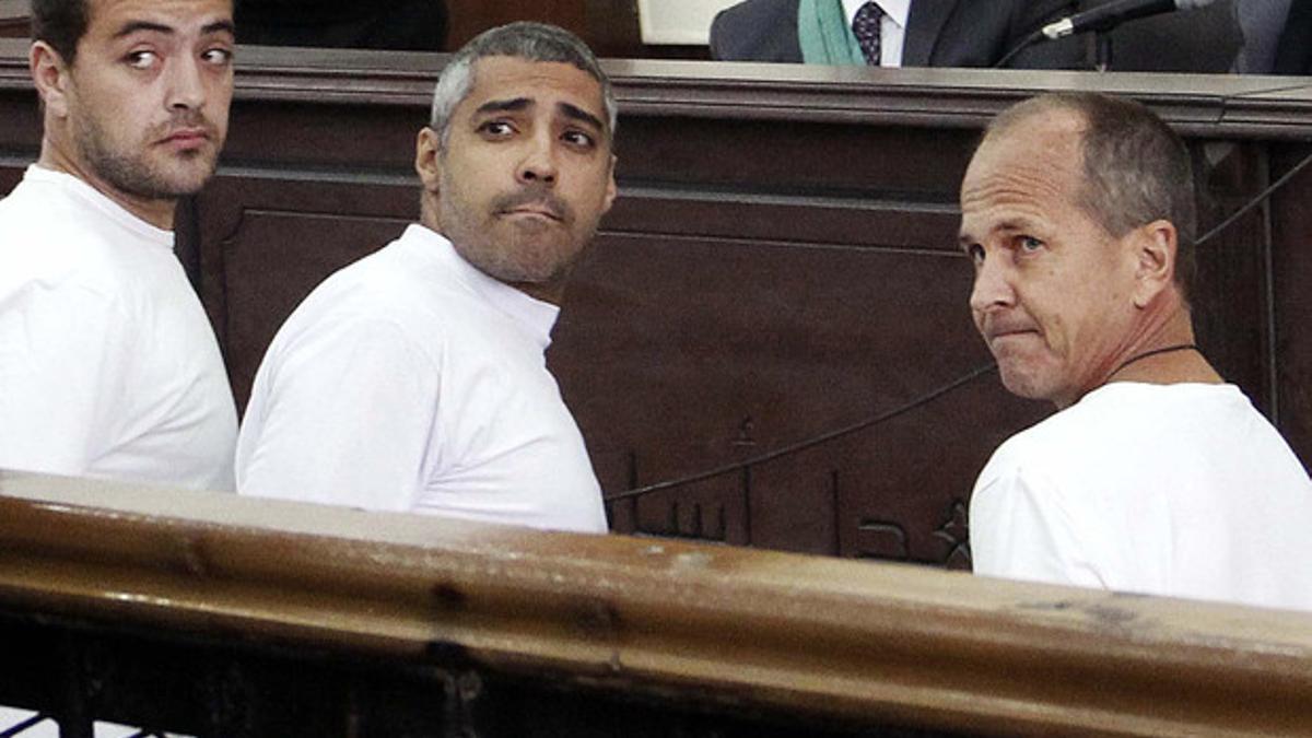 Peter Greste (derecha) junto a sus compañeros de Al Jazira también condenados Mohamed Fahmy (izquierda) y Baher Mohamed (centro), el pasado marzo en un tribunal de El Cairo.