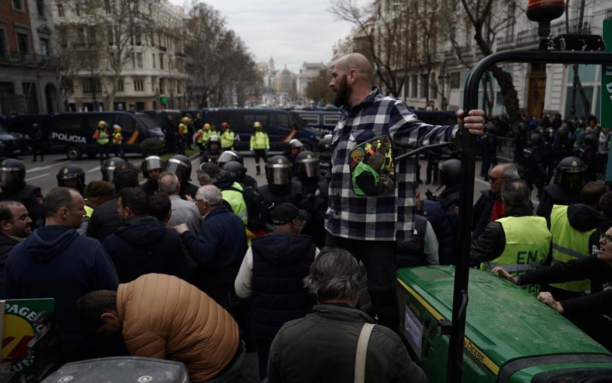 Agricultores concentrados en la Puerta de Alcalá (Madrid).