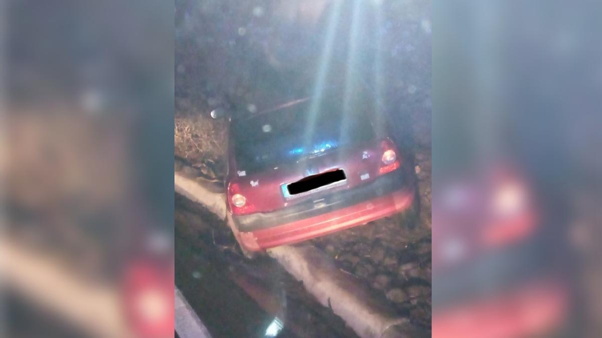 Imagen del coche accidentado en Tejeda, Gran Canaria.