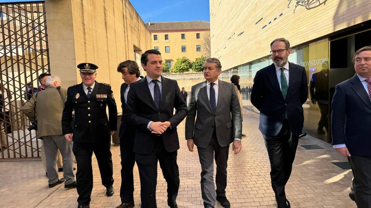 Antonio Sanz, José María Bellido y Adolfo Molina, en las jornadas de equipos gubernativos y veterinarios de plazas de toros de Andalucía, donde se ha anunaciado que el nuevo reglamento taurino de Andalucía entrará en vigor en verano.