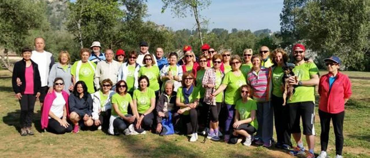 Medio centenar de personas visitan la Casa de la Llum en la excursión de la ruta sana