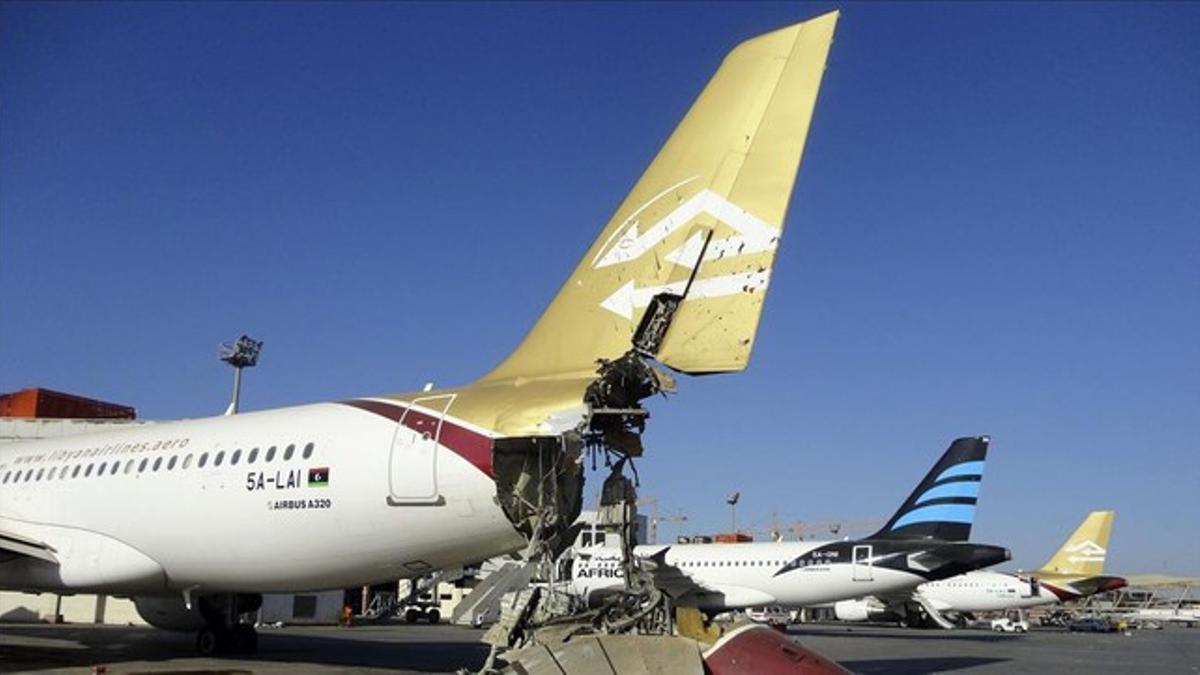 Aviones destruidos en el aeropuerto de Trípoli