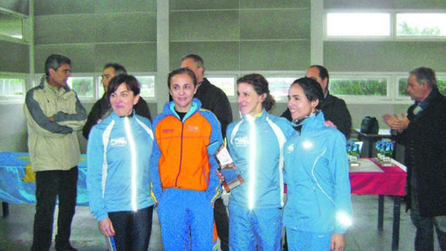 El equipo femenino del Avilés Atletismo Electrónica Rato, con el trofeo conquistado en Perlora.