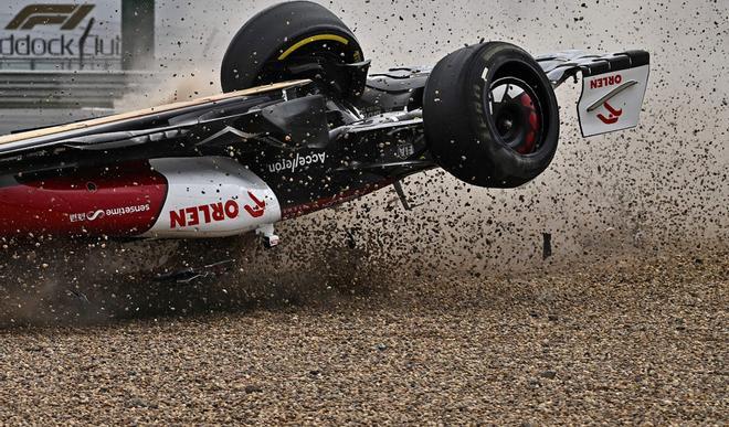 Así fue el terrible accidente de Guanyu Zhou en Silverstone, en imágenes