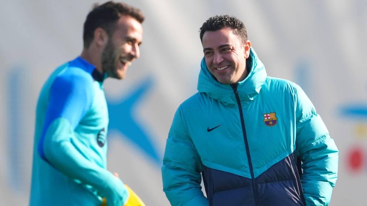 Xavi prueba a Eric Garcia de pivote ante el Elche