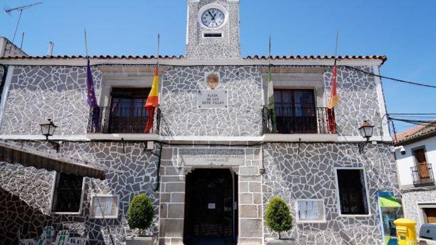 Banderas a media asta en el Ayuntamiento de Pedroche