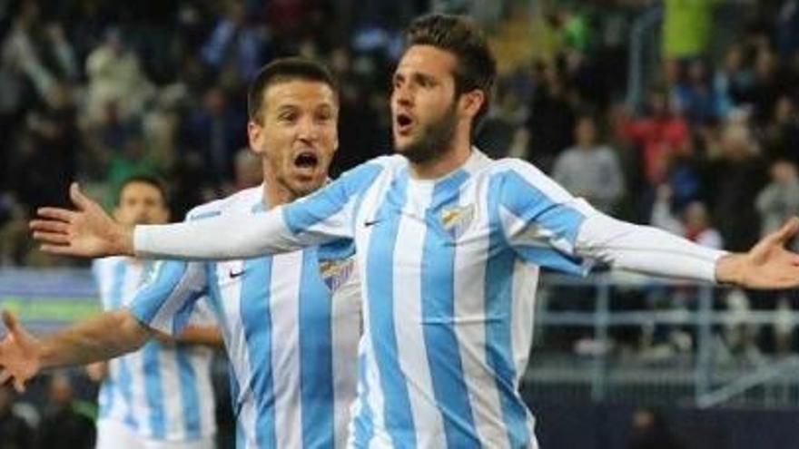 Cop, en primer término, celebra uno de sus goles con el Málaga ante Ignacio Camacho.