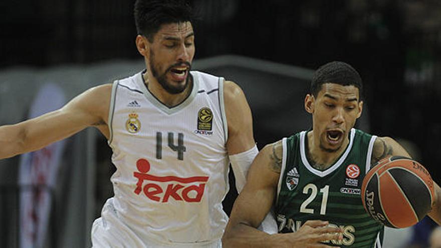 Ayón pelea por el control del balón con Hanlan.