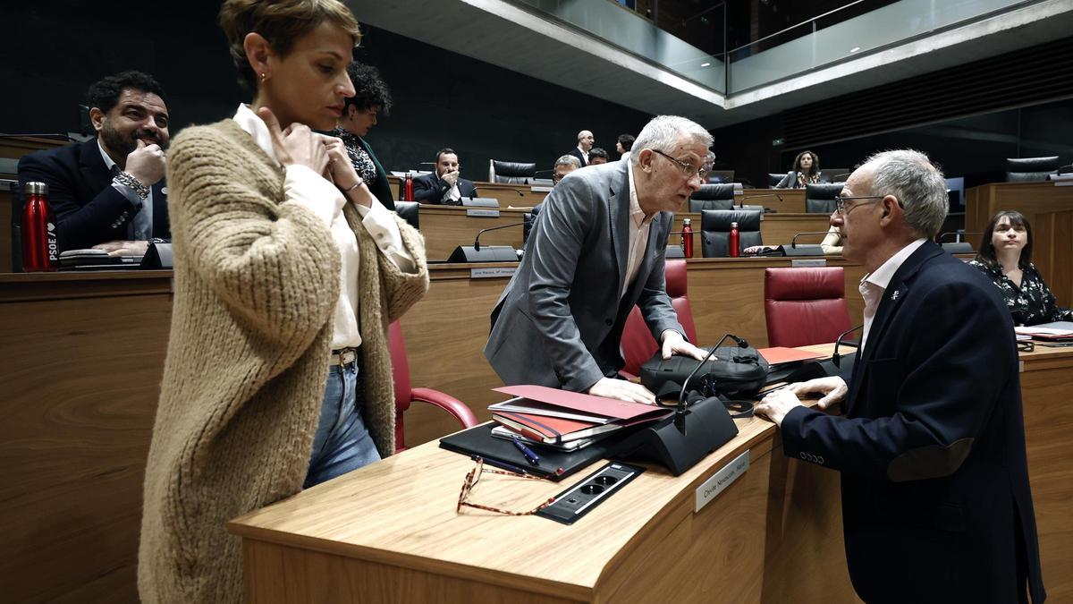 Polémica en Navarra: unos estudiantes escriben insultos a Chivite en el libro de visitas del Parlamento