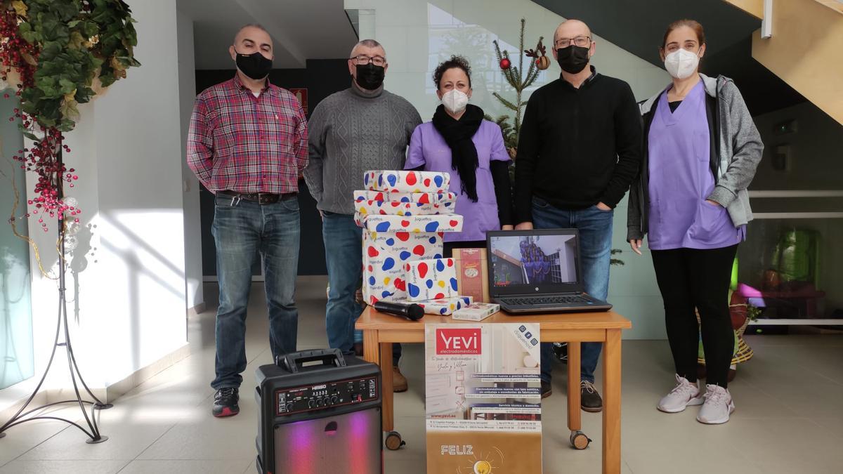 La entrega solidaria al CDIAT de Apadis en Villena.